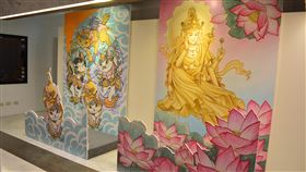 祈福漫畫特展　日漫畫家創作如意輪觀音世界宗教博物館推出「遇見神佛9號–祈福漫畫特展」，展出日本漫畫家五十嵐優美子作品「如意輪觀音」（右），展覽特別將其打造為民眾可合影打卡的看板。中央社記者黃旭昇新北市攝　109年7月1日