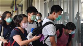 國中會考將舉行　家長學生看考場109年國中教育會考16日、17日將正式登場，本屆有近21萬名考生；15日下午開放看考場，許多家長與學生提前確認考場位置。中央社記者林俊耀攝　109年5月15日