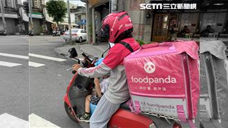 拿板凳坐機車踏板…雲林童陪媽拚外送