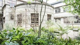 松菸澡堂對外天井  成戶外花園閱讀區原名為設計圖書館的「不只是圖書館」重新開館，新空間進駐松菸北側澡堂，「BREATH 戶外花園」原為松菸澡堂對外的天井，現成為「不只是圖書館」深呼吸、心靈放鬆的戶外閱讀區。（台灣設計研究院提供）中央社記者鄭景雯傳真  109年7月2日