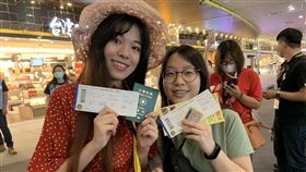 旅客還特別帶護照來參加活動。（圖／記者陳宜加攝影）