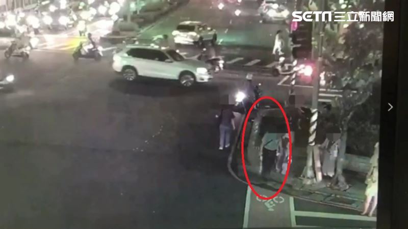 婦停等過馬路　無端被歐吉桑拿傘突襲