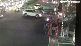 婦停等過馬路　無端被歐吉桑拿傘突襲