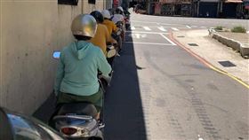 機車騎士們陰影處躲太陽的景象，一位網友P圖後讓人笑翻。（圖／翻攝自「爆廢公社二館」）