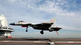 中國日報推特曝光殲-15訓練畫面（圖／翻攝推特）