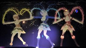 東京新娛樂設施　動漫迷可觀賞虛擬偶像演唱會東京池袋1日有一座可與3D虛擬女偶像互動的體驗型新娛樂設施誕生，動漫迷可參加代表火神、水神、電神的3位虛擬偶像的演唱會。中央社記者楊明珠東京攝　109年7月1日