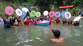 茶山國小唯一畢業生　瀑布清涼辦畢典嘉義縣阿里山鄉茶山國小今年只有一名畢業生王俊淳（乘船者），茶山部落族人與全校師生1日到珈雅瑪瀑布舉辦水上畢業典禮，參加者都可以泡水清涼一下。（茶山國小提供）中央社記者蔡智明傳真　109年7月1日
