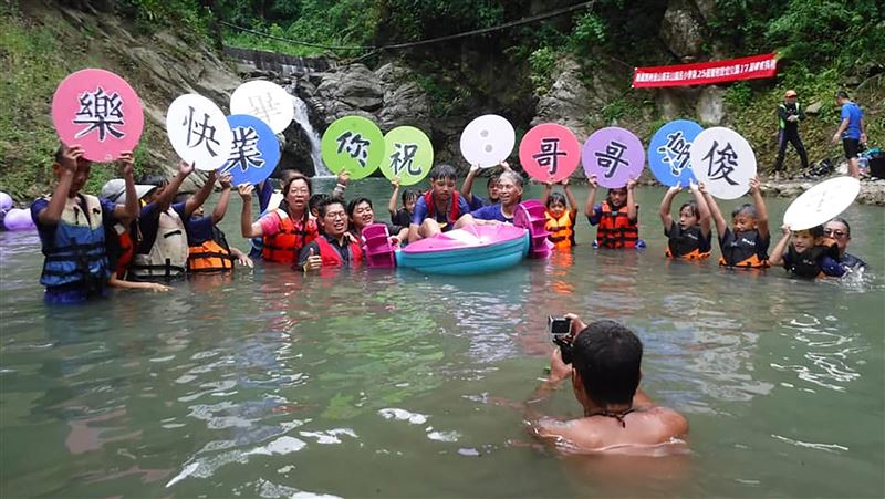 茶山國小瀑布下歡送唯一畢業生