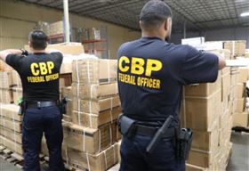 美國海關查獲大批中國新疆製「超逼真假髮」。（圖／翻攝自CBP推特）