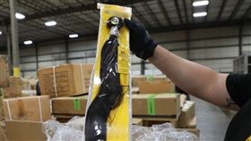 美國海關查獲大批中國新疆製「超逼真假髮」。（圖／翻攝自CBP推特）