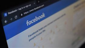 美國非裔男子佛洛伊德死於警察暴力執法，在全美內掀起反種族歧視示威，數個民權團體已呼籲跨國公司協助向社群媒體臉書施壓，要求其採取具體措施阻止仇恨言論傳播。（示意圖／圖取自Unsplash圖庫）