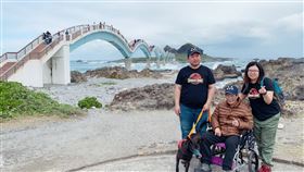 遊花東為癌末父送行台南市男子林塏宗（左）帶著癌末父親林木祥（中）遊花東，途中父親昏迷送衛福部台東醫院急救，再轉回台南成大醫院，不久後過世。林塏宗日前再到台東回憶與父親走過的景點，同時回部東醫院向醫護人員致謝。圖為一家人在東海岸三仙台合影。（衛福部台東醫院提供）中央社記者盧太城台東傳真 109年7月2日