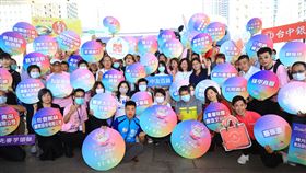 ▲盧市長超霸氣開箱公布今年台中購物節最大獎，是千萬精品小豪宅，還有壓軸現金100萬元和汽車、機車等多樣好禮，總價值超過2,000萬元。（圖／台中市政府新聞局提供）