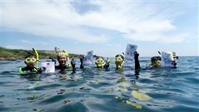 福連國小學生泳渡卯澳灣畢業鄰近海洋的新北市貢寮區福連國小發展海洋教育，浮潛是特色課程之一，每名學生畢業前要學會浮潛基本技巧，也要學會無裝備下潛，才能潛至卯澳灣底拿取勇士狀。（新北市教育局提供）中央社記者黃旭昇新北傳真  109年7月2日