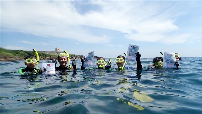 福山國小畢業生卯澳灣浮潛領畢業證書