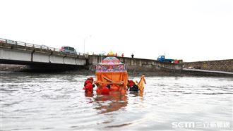 龍結媽遶境　鑾轎衝水裡…慈悲真相曝