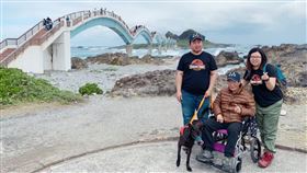 林家三人一起在三仙台留影，完全看不出來林父長期因病所苦。（圖／讀者提供）
