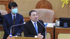 五股垃圾山地下毒廢棄物  侯友宜：難負擔清除費新北市長侯友宜（右）2日在議會答詢時表示，五股垃圾山的地下垃圾確實很多含重金屬等有毒廢棄物，未來會儘力進行清除，但清除費用龐大，「不是我現在能夠負擔的」，只能盡力清理。中央社記者王鴻國攝  109年7月2日