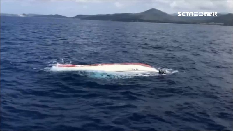 剛拋錨被拖回　觀光船運毒太重又翻覆