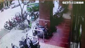 高雄市曾男開走郵務車閒晃遭逮。（圖／翻攝畫面）