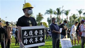 上百名在美香港人1日在洛杉磯郊區的公園集會，抗議中國通過港區國安法、終結一國兩制。中央社記者林宏翰洛杉磯攝　109年7月2日