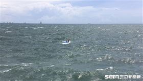 拖運演習靶材小船翻覆／翻攝畫面