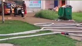 中國海南省洋浦經濟開發區，父親拿刀挾持兒子。（圖／翻攝自中國消防微博）