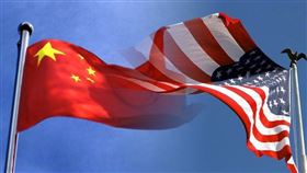 美中貿易戰降溫後，雙方先是為疫情針鋒相對，近期又加強列管對方部分媒體，為「港區國安法」互祭簽證限制，在軍事與科技角力暗潮洶湧的大背景下，兩國關係不斷惡化。（中央社）