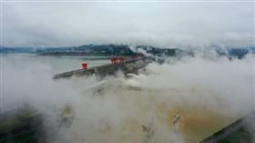三峽大壩洩洪▲。（圖／翻攝自三峽晚報微博）