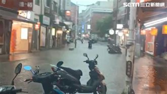 豪雨狂炸新北！淡水老街積水小強四竄
