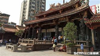 北市龍山寺旁驚見女屍　獨坐牆邊寸步不移