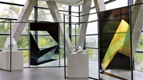 ▲三角形、三層樓的建構，在光影中與藝品們交織出和諧美學。（圖／楊育禎提供）