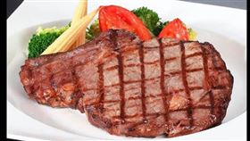 一位民眾到知名牛排餐廳用餐，餐後又外帶，但卻被多收10％的服務費，問了店員這才發現那竟然是「餐具費」。（圖／翻攝自「爆怨公社」）