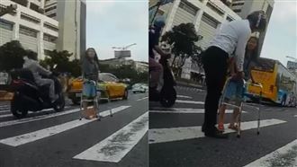 婦持助行器困車流　台北男秒停車暖炸