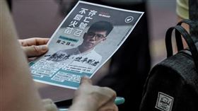 黃之鋒今（2）晚在臉書揭露自己目前狀況，他說，「各位香港人，大家好。我人無事，未被送中，目前尚算安好」。（圖／翻攝自黃之鋒臉書）