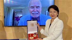 徐儷文透過視訊  頒授孔傑榮大綬景星勳章中華民國駐紐約辦事處長徐儷文（右）當地時間2日透過視訊，向紐約大學法學院教授孔傑榮（左）頒授「大綬景星勳章」，表彰孔傑榮多年來促進台美法學交流與友好合作。（駐紐約辦事處提供）中央社記者尹俊傑紐約傳真  109年7月3日
