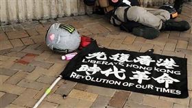 香港政府3日晚間發表聲明，指「光復香港，時代革命」口號有港獨或顛覆國家政權的含意，呼籲大眾不要以身試法。圖為1日1名男子在灣仔騎單車撞警察被捕，車上插有「光復香港 時代革命」的旗幟。（圖取自facebook.com/HongKongPoliceForce）