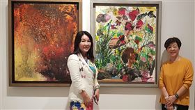 張淑芬受邀參展鳳凰花開蝴蝶飛台積電慈善基金會董事長張淑芬（右）受台南市美術館副館長李月娥（左）邀約，以「蝴蝶引香」（牆上右圖）、「浴火鳳凰」（牆上左圖）2件作品參加「鳳凰花開蝴蝶飛」展覽，這也是「蝴蝶引香」首度亮相。中央社記者鄭景雯攝　109年7月2日