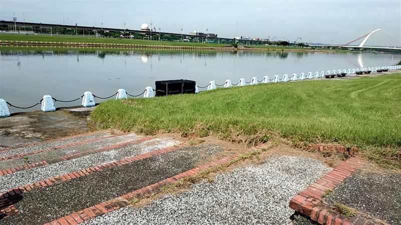 快訊／美堤公園水面漂浮屍！民眾嚇傻