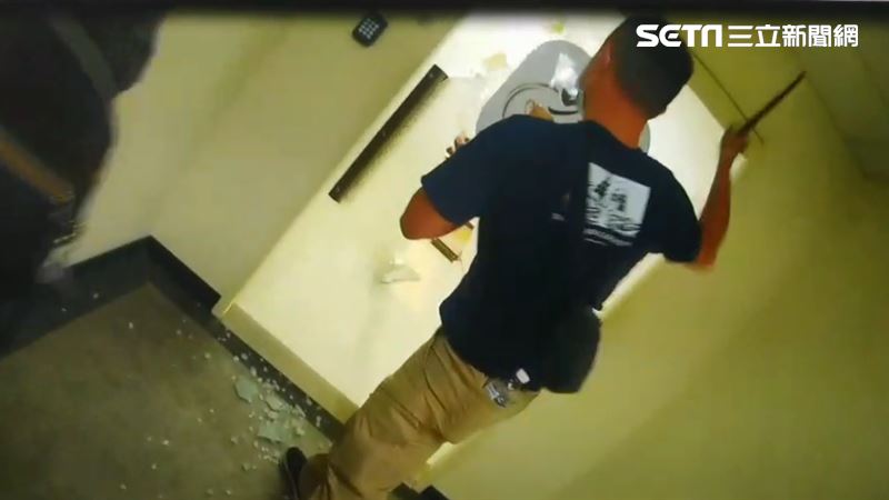 牆面高掛嚴禁賭博　警破門逮麻將賭場