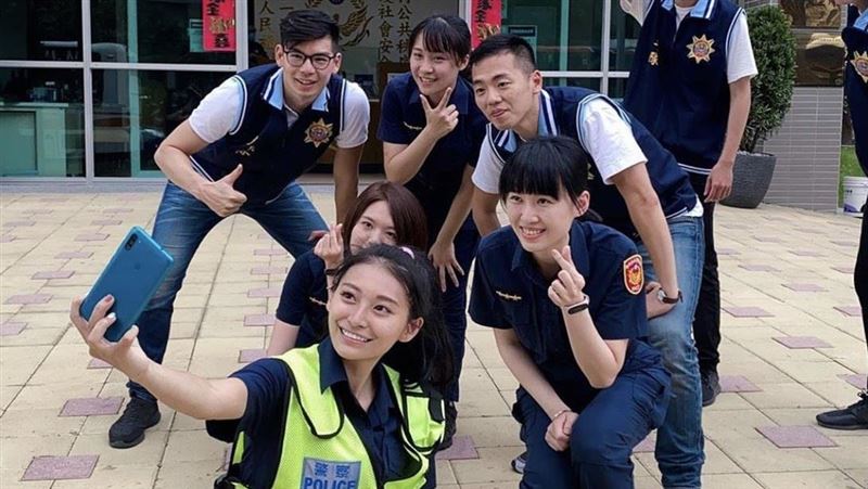 新北警花神似周子瑜　驚曝曾中輟休學