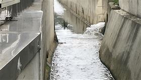 科逸國際公司將含有石英玻璃粉的廢水排放到灌溉溝渠，農民擔心農作物遭到汙染，向環保局提出檢舉，保七總隊與環保局前往稽查，訊後將負責人依違反廢棄物清理法函送法辦（翻攝畫面）