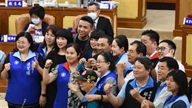 侯友宜爭取前瞻預算為國中小教室裝冷氣新北市議會2日進行市政總質詢，市長侯友宜（中持獎牌者）答詢時表示，如果中央前瞻計畫預算能挹注經費，新北市將配合中央籌措財源超前於111年完成國中普通教室冷氣裝設，也會逐步在國小安裝冷氣。中央社記者王鴻國攝　109年7月2日