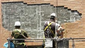 北市多棟建物外牆未改善　建管處將開罰為改善北市老舊建物外牆安全，台北市建管處2日表示，轄內逾改善期限仍有26件尚未完成修繕建築物，基於維護公共安全，近期將依法開罰，且連續處罰至改善完成。（台北市建管處提供）中央社記者黃麗芸傳真　109年7月2日