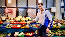 陳奕第一次在菜市場拍攝坦言有點不習慣。(圖／新北市新聞局提供)