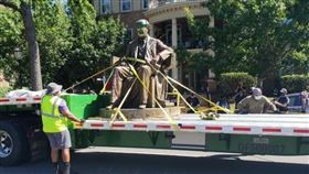 全美國到處在拆雕像，人物共通點是歷史上支持白人至上的男性，及戰敗者「迷思」的失真史觀。一位美國非裔市長2日說，移除不具代表性紀念物得以重建慈悲之都。（圖取自twitter.com/LevarStoney）