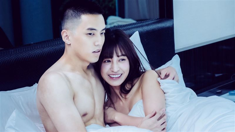 網紅害羞床照曝光　上空露溝燦笑激吻