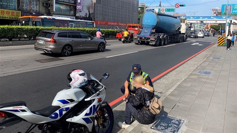 妙齡金髮重機妹昏厥路邊　幸遇警救援
