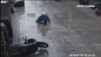 爛路鋪好變溜冰場？騎士雨天滑壘摔