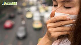 名家專用／NOW健康／資深耳鼻喉科醫師李宏信表示，鼻過敏症狀雖然也會鼻塞、流鼻水，但經常合併眼睛癢或鼻子癢，且好發於早晚。(勿用)